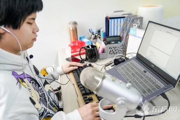 图为马寅青在工作中